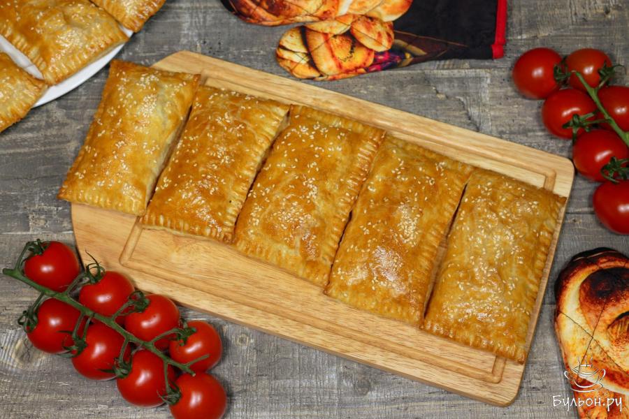 Пирожки из слоеного теста с нежной куриной начинкой - пошаговый рецепт с фото