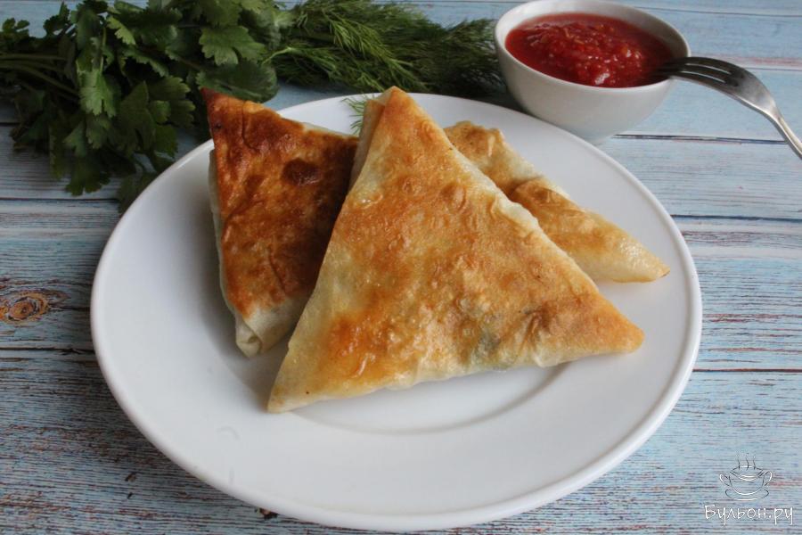Быстрые треугольники из лаваша с сыром и зеленью - пошаговый рецепт с фото