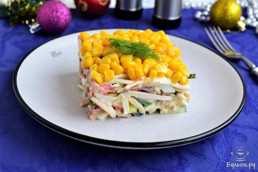 Салат с крабовыми палочками, кукурузой и колбасой - пошаговый рецепт с фото