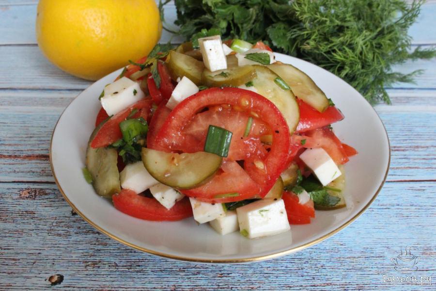 Салат с помидорами, брынзой и солеными огурцами