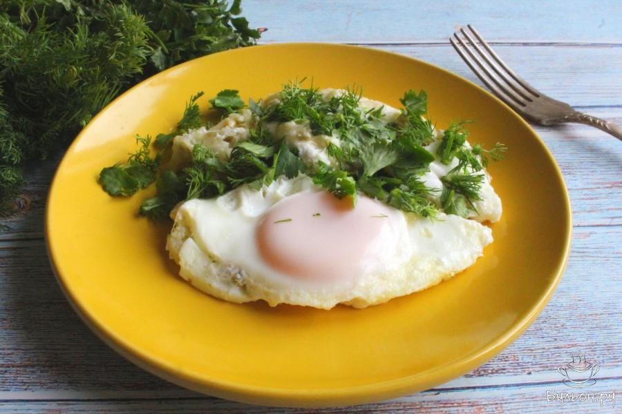 Яичница с солеными огурцами и сыром - пошаговый рецепт с фото