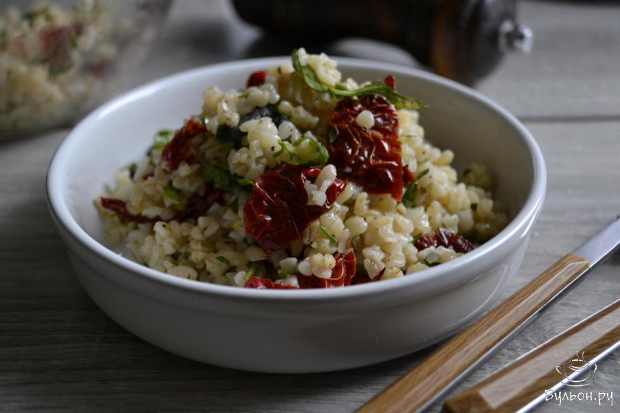 Салат из кускуса с вялеными помидорами