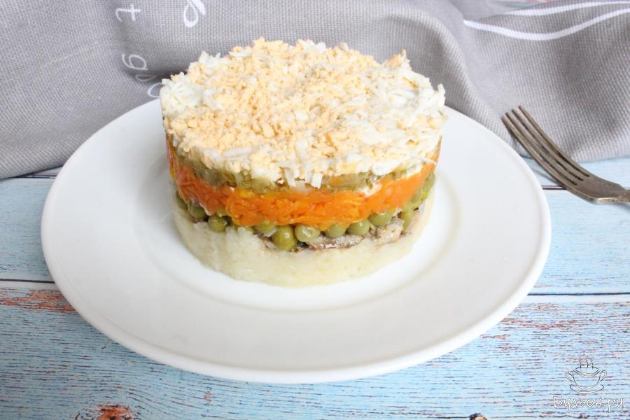 Слоеный овощной салат с горошком и рыбными консервами - пошаговый рецепт с фото