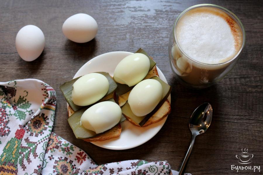 Бутерброды с яйцом и соленым огурцом - пошаговый рецепт с фото