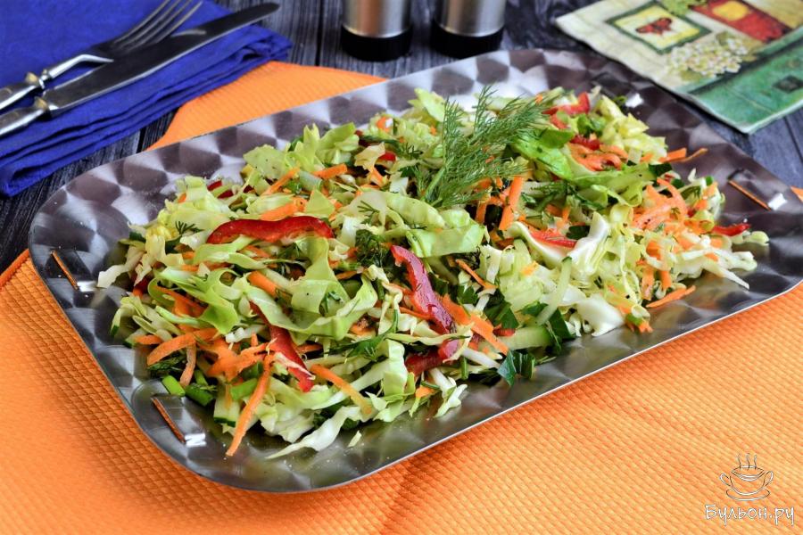Свежий салат из капусты, моркови и огурцов