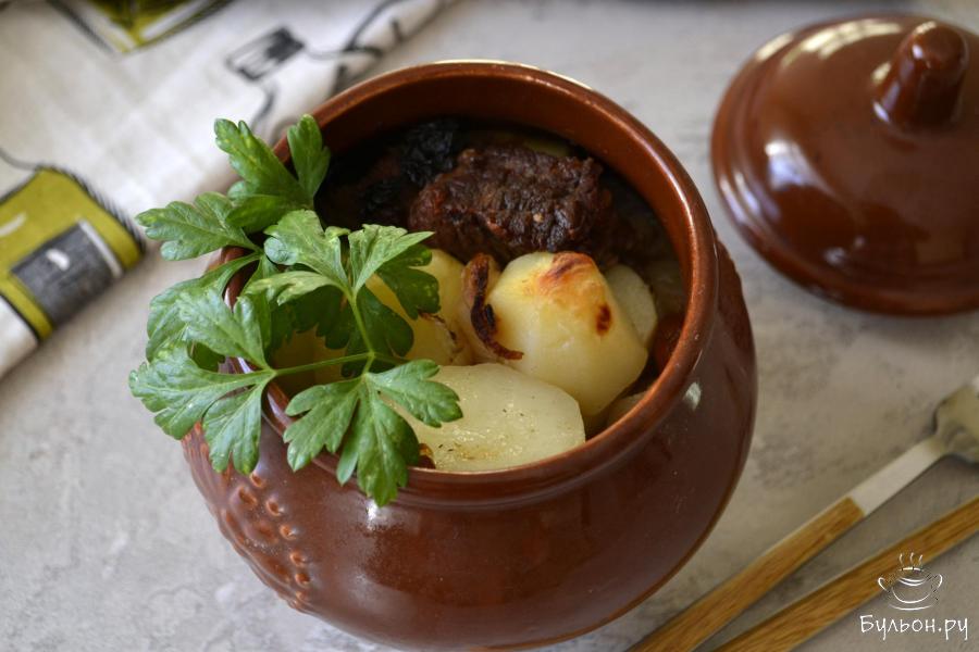 Говядина с картофелем и курагой, тушеная в горшочке - пошаговый рецепт с фото
