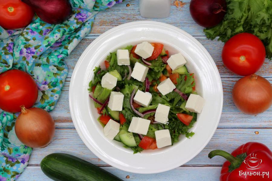 Салат фриллис с овощами и сыром сиртаки