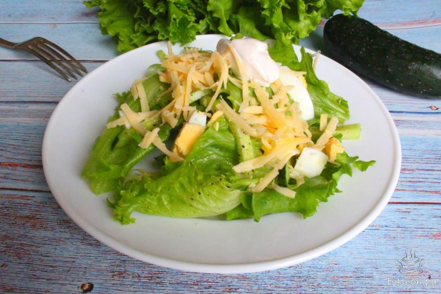 Зеленый салат с сыром и яйцом
