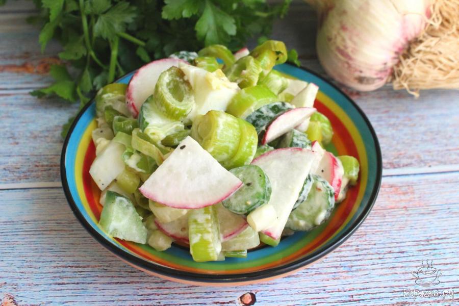 Салат из чесночной зелени с огурцами и редисом