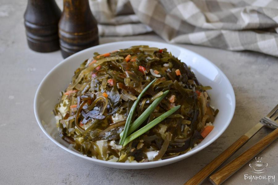 Салат с морской капустой, кукурузой и крабовыми палочками