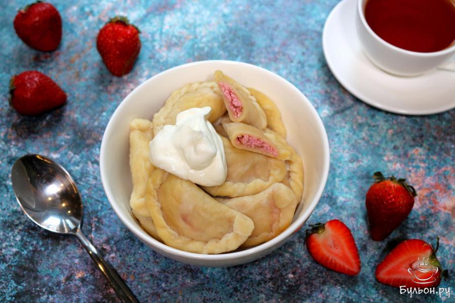 Вареники с клубникой. Вареники с творогом и клубникой. Вареники с клубникой на заварном тесте. Тесто на вареники с клубникой.