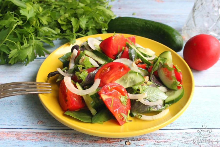 Салат с помидорами, огурцами и грецкими орехами - пошаговый рецепт с фото
