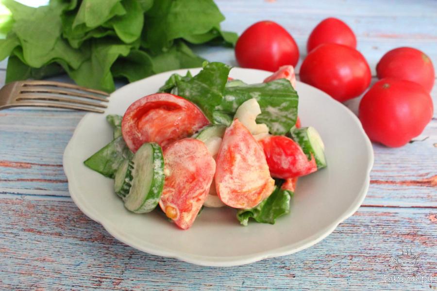 Весенний салат из помидоров, огурцов и щавеля