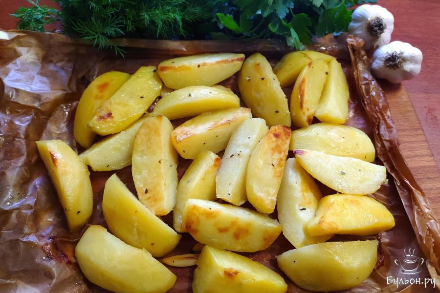 Картошка с чесноком и приправой в пергаменте в духовке