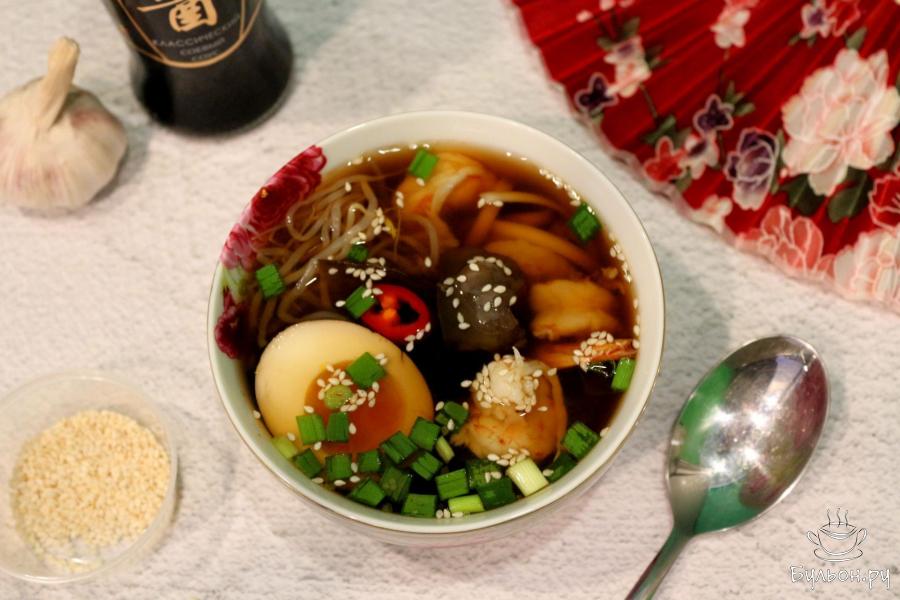 Японский суп с лангустинами и маринованными яйцами