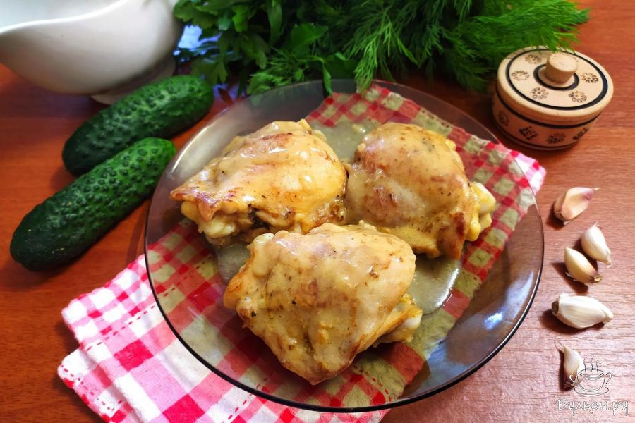 Куриные бедра с чесночным соусом на сковороде - пошаговый рецепт с фото