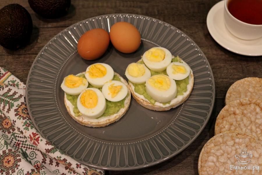 Рисовые хлебцы с авокадо и яйцом - пошаговый рецепт с фото