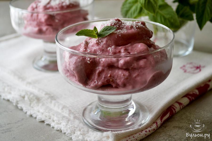 Банановое мороженое со сметаной и ягодами без мороженицы - пошаговый рецепт с фото