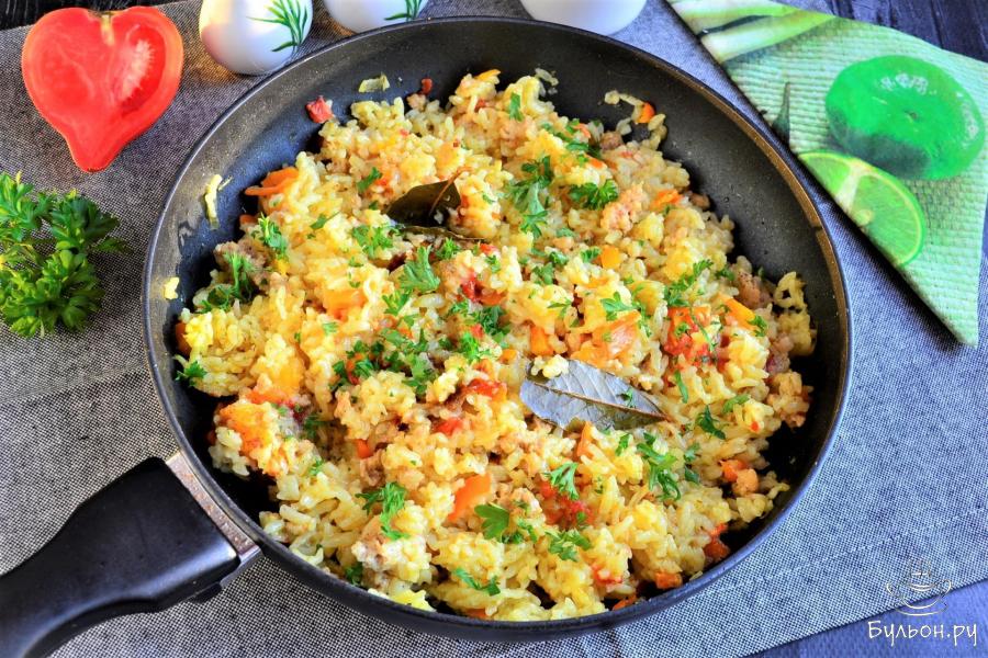 Рис с фаршем и помидорами на сковороде - пошаговый рецепт с фото