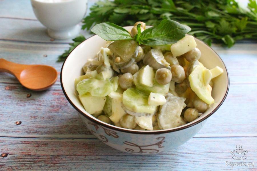 Салат с зеленым горошком, свежими и маринованными огурцами - пошаговый рецепт с фото