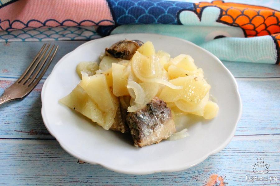 Картошка с рыбными консервами в духовке