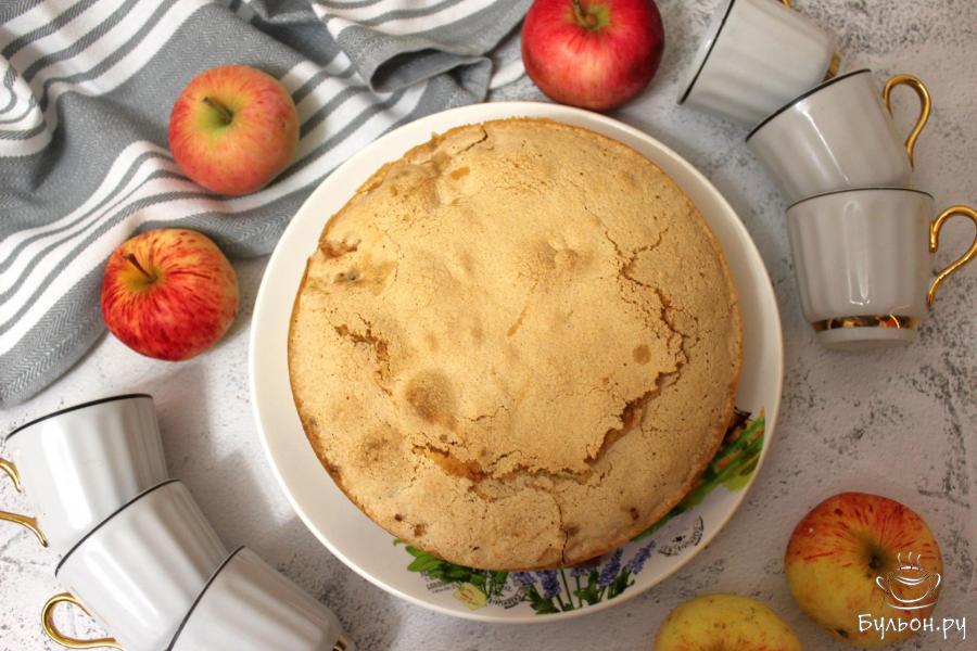 Пирог шарлотка с яблоками с хрустящей корочкой классический