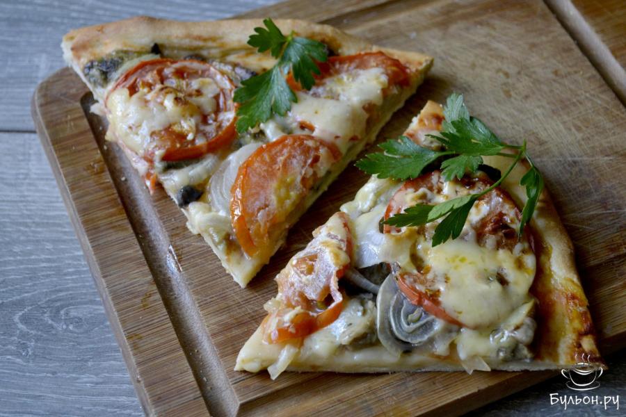Пицца с грибами и помидорами на тонком тесте без дрожжей