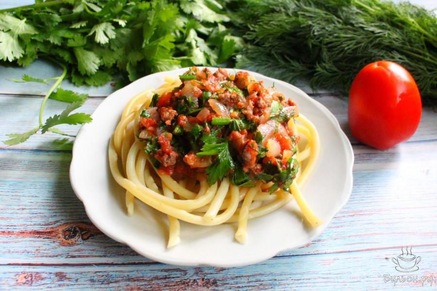 Спагетти с томатным соусом и мясным фаршем