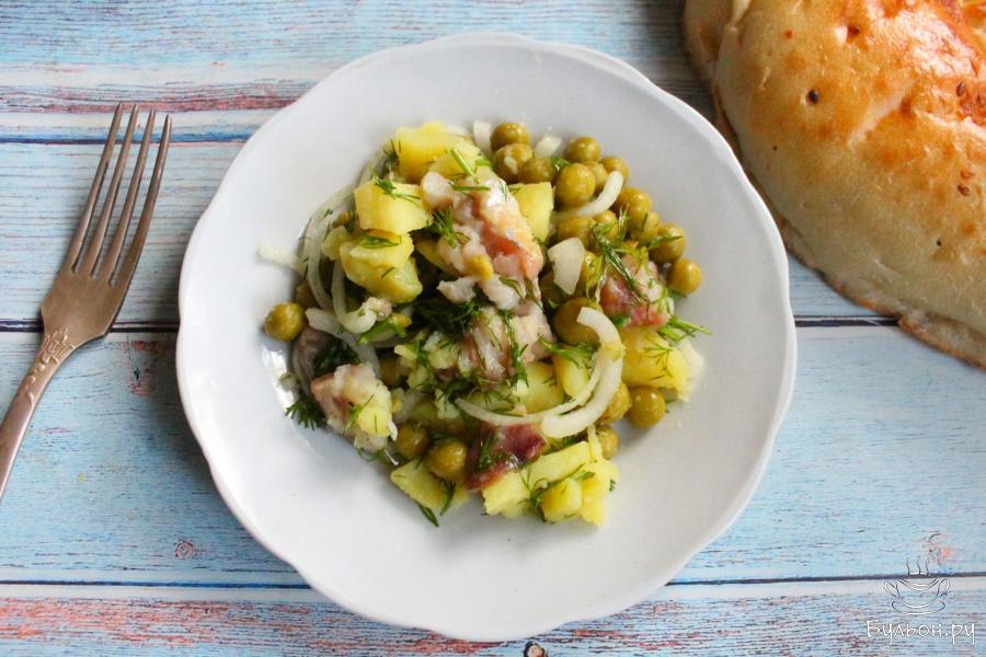 Салат с картофелем, сельдью и маринованным луком - пошаговый рецепт с фото