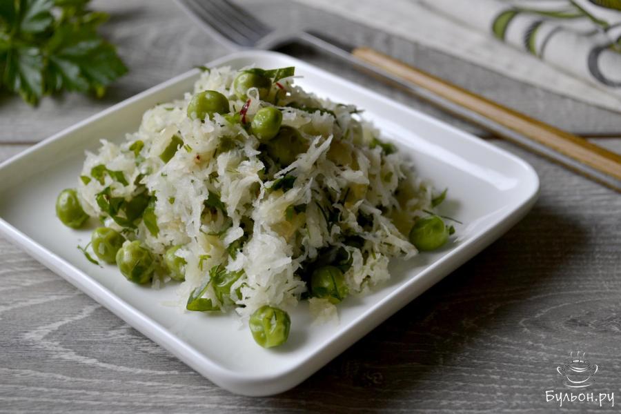 Салат из редьки с жареным луком и зеленым горошком - пошаговый рецепт с фото