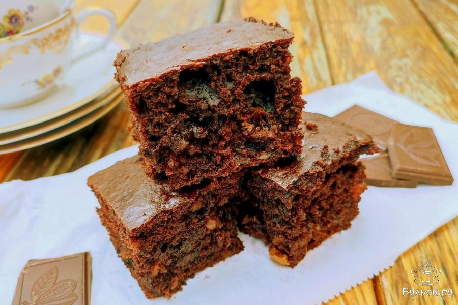 Шоколадный пирог с изюмом, орехами и шоколадом - пошаговый рецепт с фото