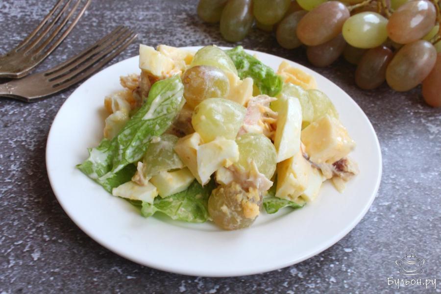 Салат с виноградом, вареной курицей и сыром - пошаговый рецепт с фото
