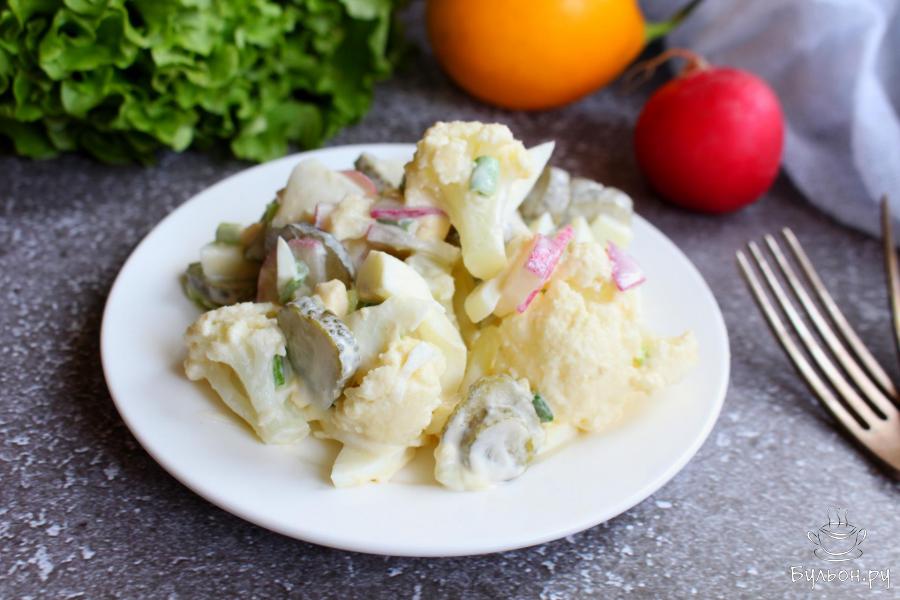 Салат с цветной капустой, редисом и маринованными огурцами