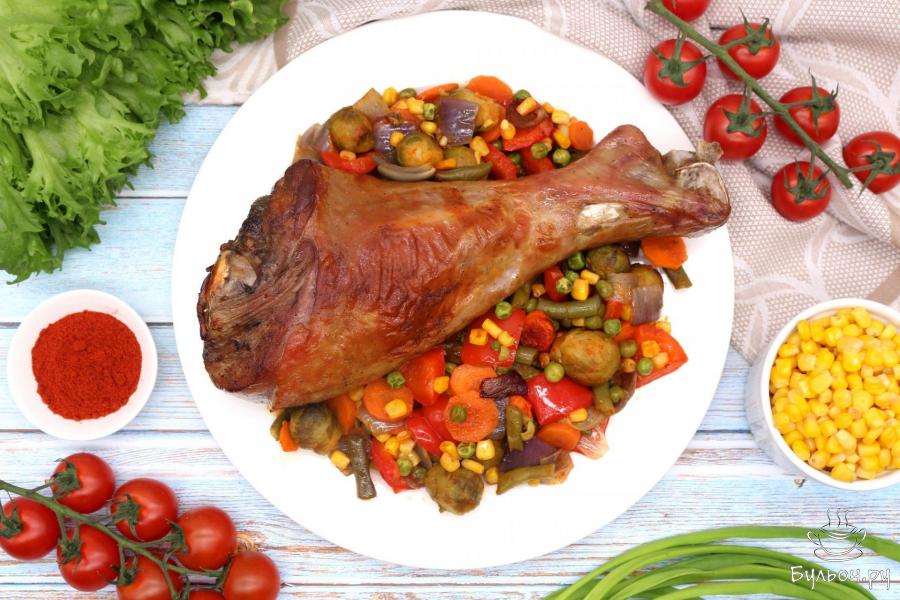 Голень индейки с чесноком и перцем Голень индейки с чесноком и перцем - пошаговый рецепт с фото