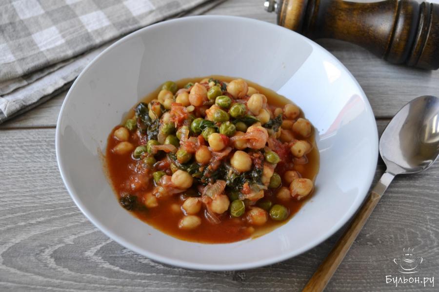 Нут с горошком, луком, шпинатом и томатами на сковороде - пошаговый рецепт с фото