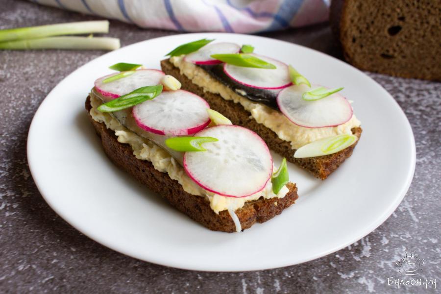 Датские бутерброды с соленой килькой и редисом - пошаговый рецепт с фото