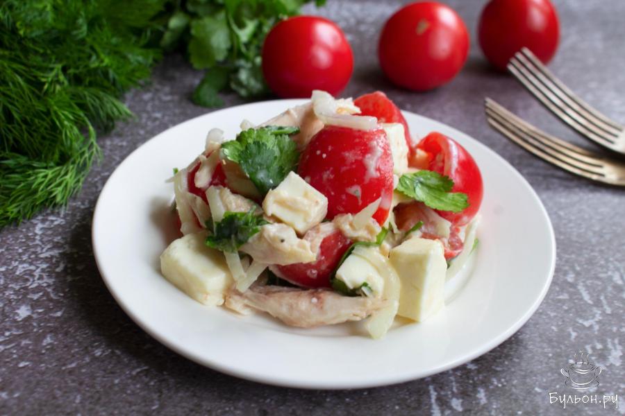 Салат с помидорами, вареной курицей и брынзой