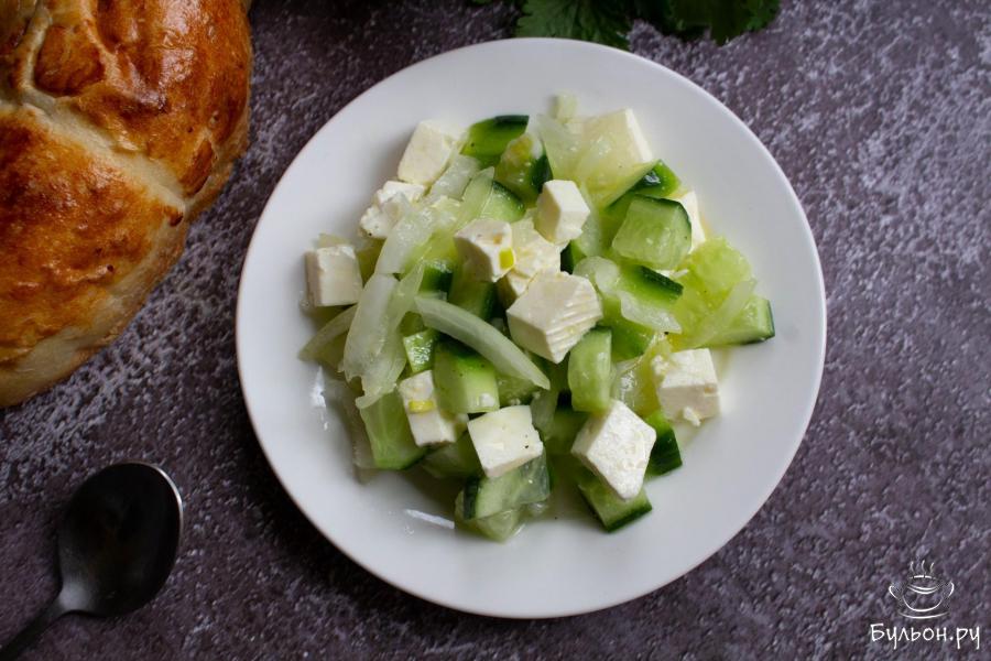 Салат из свежих огурцов, сыра и лука в лимонной заправке