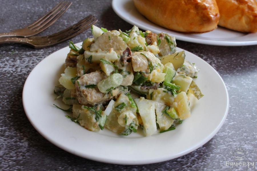 Картофельный салат с рыбными консервами, огурцами и яйцом - пошаговый рецепт с фото