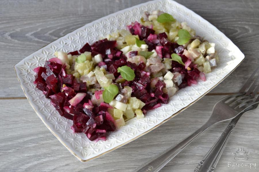 Салат из селедки, картофеля, яблока и огурцов - пошаговый рецепт с фото
