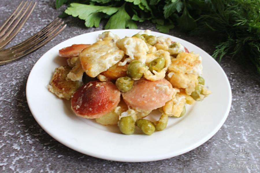 Картошка с сосисками, зеленым горошком и яйцом Картошка с сосисками, зеленым горошком и яйцом - пошаговый рецепт с фото