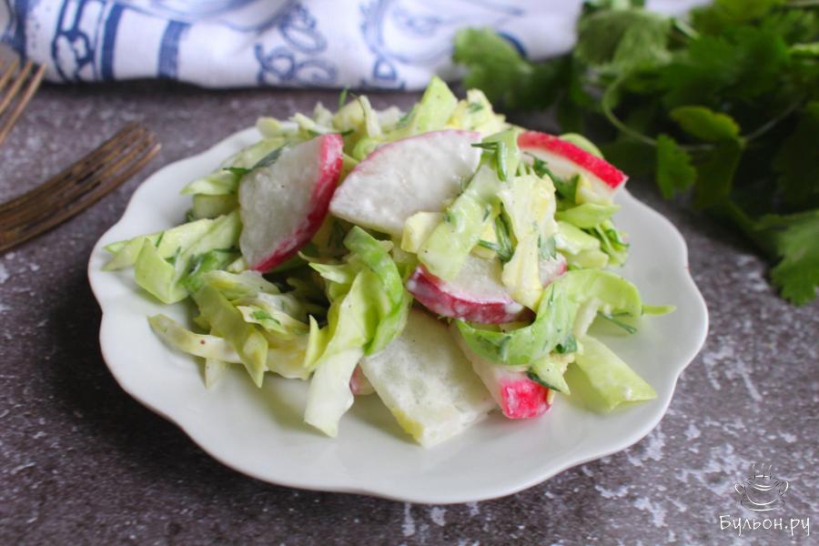 Легкий капустный салат с редисом и яблоком