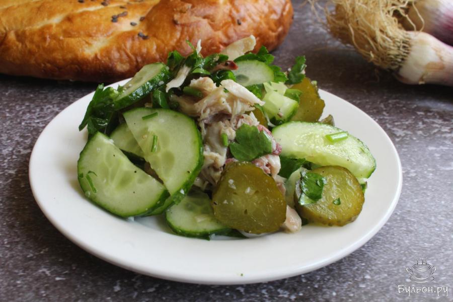 Салат с куриным мясом, свежими и маринованными огурцами