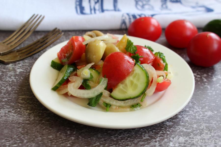 Салат с маринованными шампиньонами, помидорами и огурцами
