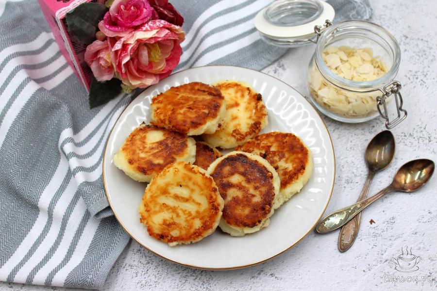 Сырники из творога с манкой и яйцом на сковороде