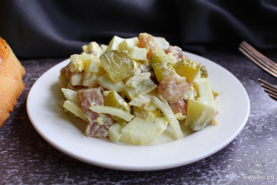Салат с сельдью, маринованными огурцами и яйцом - пошаговый рецепт с фото
