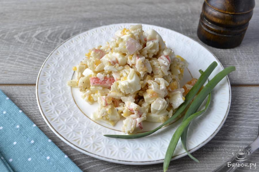 Салат с крабовыми палочками, рисом и яйцом