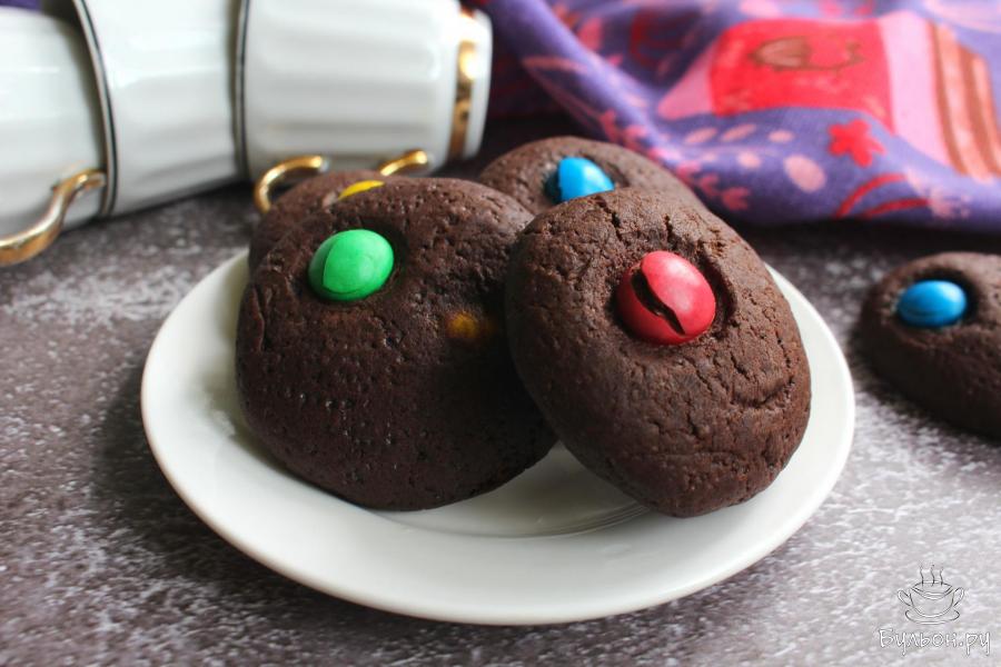Шоколадное печенье с конфетами Эмэндэмс - пошаговый рецепт с фото