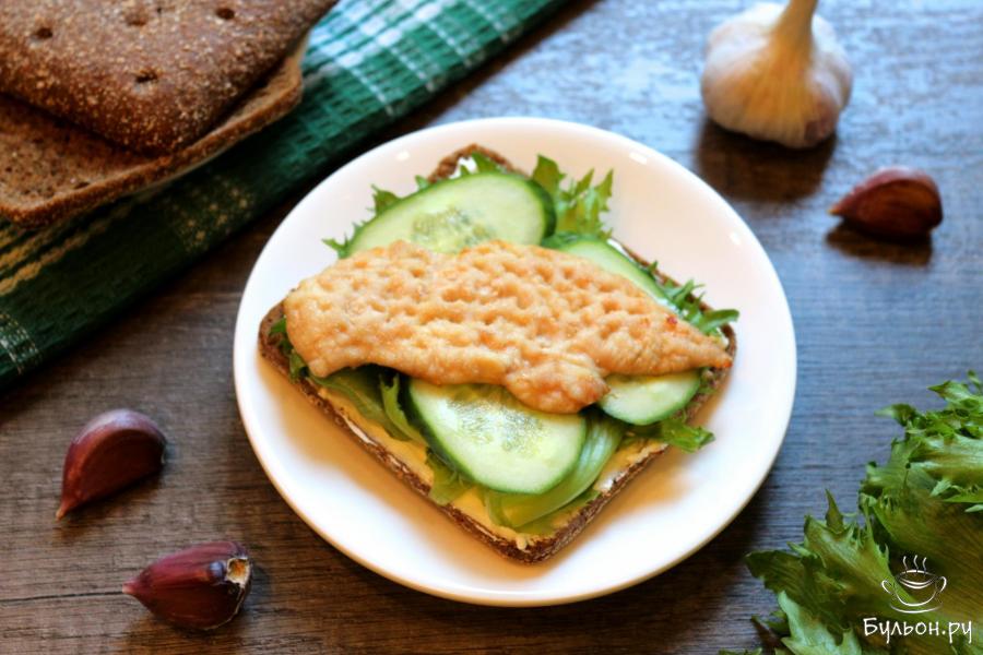 Бутерброд с курицей, сливочным сыром и овощами - пошаговый рецепт с фото