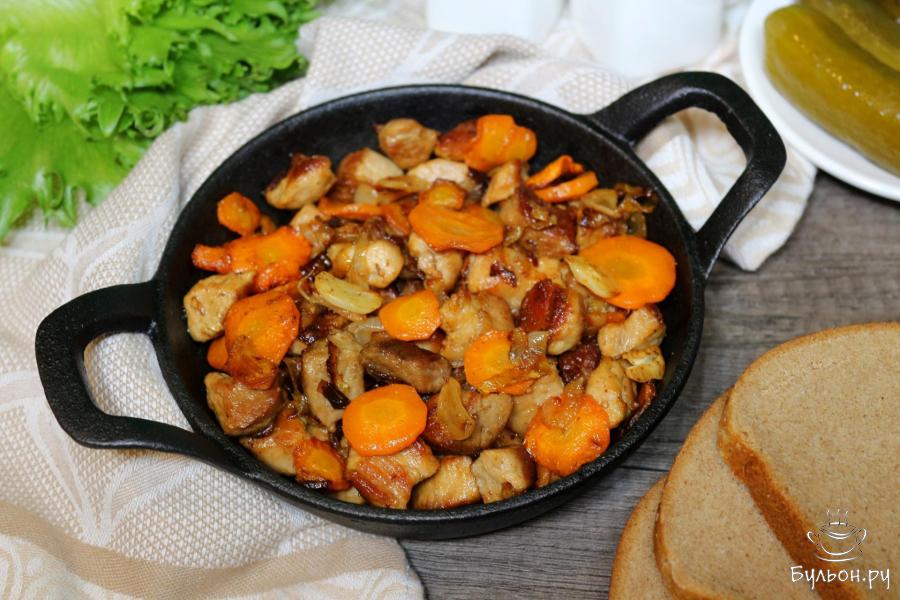 Жареное мясо с луком на сковороде